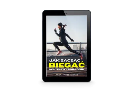 Kobieta w stroju sportowym skacze, na ekranie tabletu widnieje napis "Jak zacząć biegać. Skuteczny poradnik".