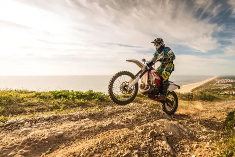 Prawo jazdy na enduro: Czy jest wymagane? Poznaj kategorie i kary!