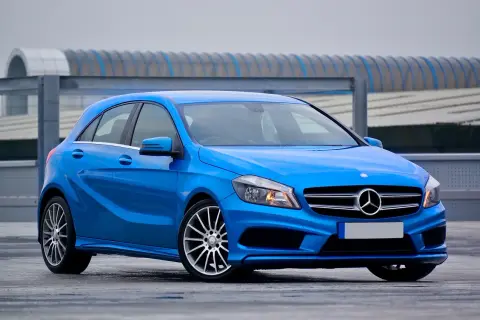Niebieski Mercedes-Benz klasy A, idealne auto na pierwsze. Stylowy, kompaktowy, z dynamiczną linią.