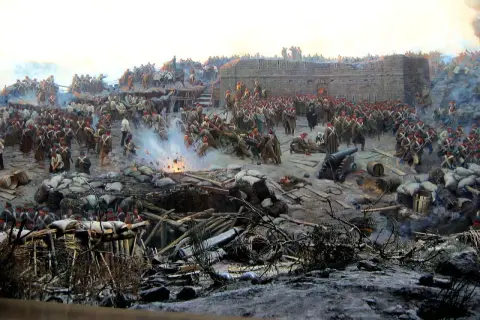 Soldater i strid vid en befästning under krimkriget 1853. Kanoner avfyras och rök stiger från striderna.