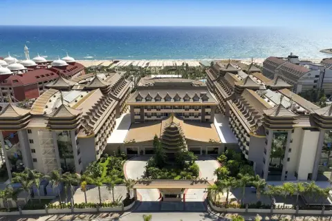 Luksusowy hotel z orientalną architekturą i basenem, nad brzegiem morza.