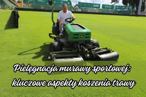 Mężczyzna na zielonej kosiarki jeździ po boisku sportowym.