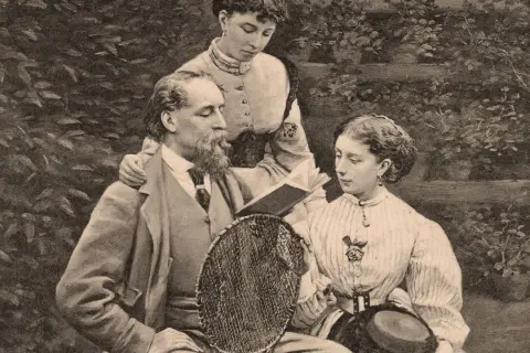 Charles Dickens z córkami w ogrodzie. Widać tu jego zamiłowanie do literatury i rodzinnych chwil, które inspirowały jego dzieła, w tym opowieści o dzieciach.