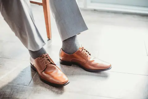 Eleganckie, brązowe, skórzane buty męskie. Dowiedz się, jak wyczyścić skórzane buty, by wyglądały jak nowe.