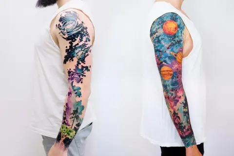 Zwei Arm-Sleeves mit Weltraum-Motiven: links abstrakt, rechts mit Planeten und Bäumen.