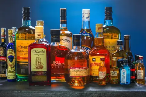 Ile kalorii ma whisky z colą? Sprawdź, co naprawdę pijesz!