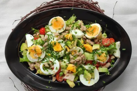 Jaki sos do sałatki z tuńczykiem, aby nie zdominować smaku?