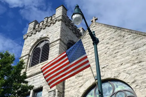 Jaka wiara w USA? Odkryj różnorodność religii i ich wpływ