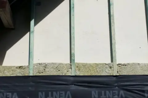 Jaka wełna na elewacje drewniane? Wybierz najlepszą izolację bez błędów!