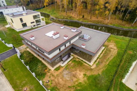 Czy warto uszczelniać dach pokryty pianką PUR, o czym pamiętać?