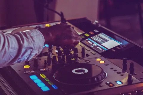 DJ czy zespół na wesele - co wybrać, aby uniknąć rozczarowania?