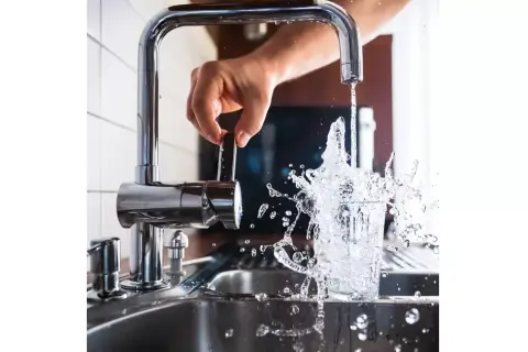 Jaki filtr do wody z kranu wybrać, aby poprawić jakość wody?