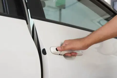 Zatrzaśnięte kluczyki w samochodzie? Sprawdź, jak otworzyć auto bez stresu