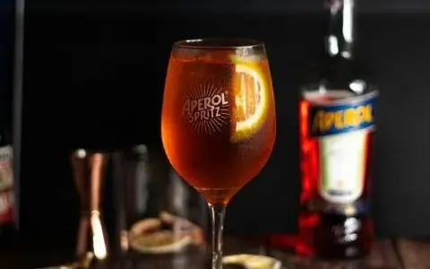 Najlepsze drinki z aperolu, które zachwycą Twoich gości na każdej imprezie