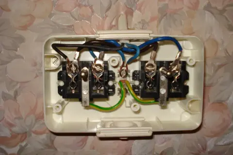 Jak bezpiecznie podłączyć gniazdko w starej instalacji: 5 kroków