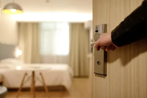 Wieczór w hotelu: jak zrelaksować się bez wychodzenia z pokoju?