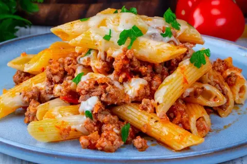 Szybki przepis na makaron penne z mięsem mielonym, który zaskoczy smakiem