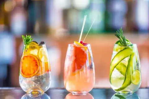 Orzeźwiający drink: 10 przepisów na idealne napoje na lato