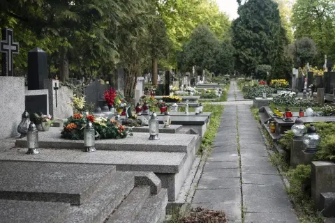 Jakie wkłady do zniczy na lato – wybierz najlepsze na upały