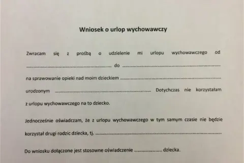 Czy na urlopie wychowawczym można pracować na cały etat? Sprawdź przepisy i konsekwencje