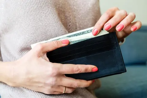 Kto płaci alimenty po śmierci byłego męża? Ważne informacje dla Ciebie