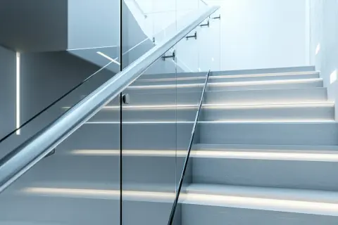 Nowoczesne rozwiązania i trendy w balustradach szklanych na schody