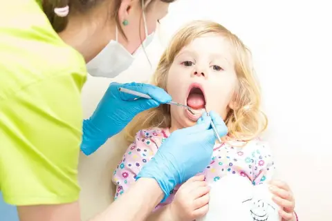 Kiedy pierwsza wizyta u dentysty z dzieckiem, aby uniknąć lęku i problemów