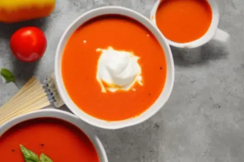 Ile kalorii ma zupa pomidorowa z makaronem i śmietaną? Sprawdź, jak kontrolować dietę!
