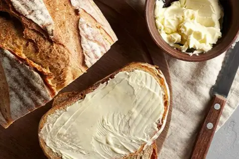 Ile kcal ma kromka chleba z masłem? Poznaj dokładną liczbę