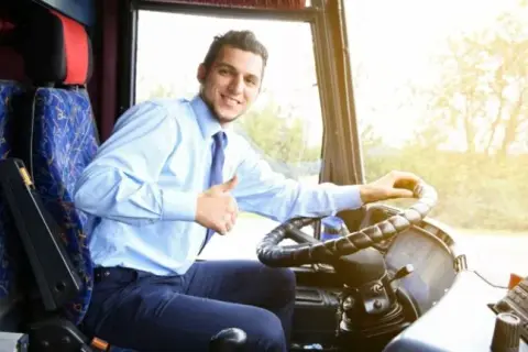 Ile zarabia kierowca autobusu w Londynie? Sprawdź realne zarobki i korzyści!