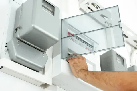 Jak podłączyć bezpiecznik różnicowy - uniknij najczęstszych błędów