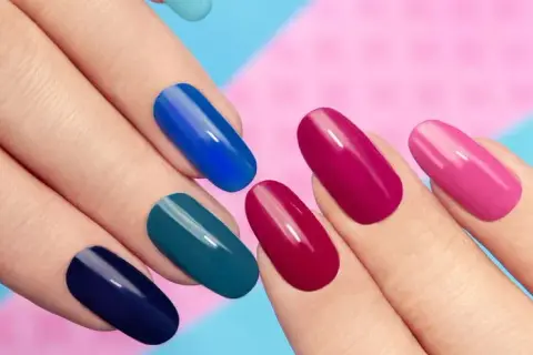 Jak długo robi się manicure hybrydowy? Poznaj czas i sekrety!