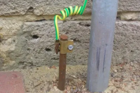 Jak podłączyć uziemienie w starej instalacji i uniknąć niebezpieczeństw