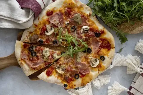 Z czym jest pizza capriciosa? Odkryj jej wyjątkowe składniki