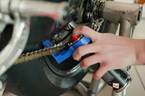 Jak smarować łańcuch motocyklowy, aby uniknąć kosztownych napraw