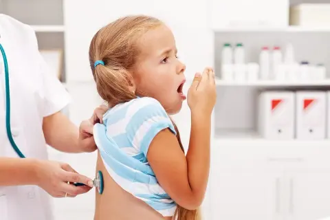 Jak oklepywać dziecko po inhalacji: skuteczna technika i porady