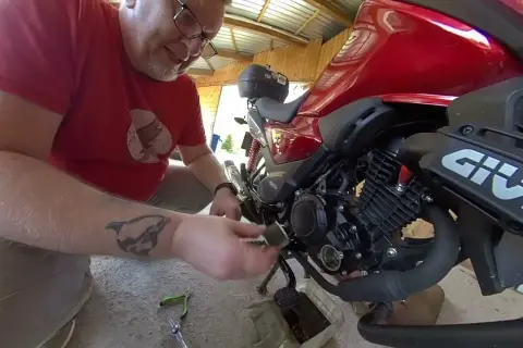 Ile oleju wchodzi do Honda CBF 125? Kluczowe informacje i porady