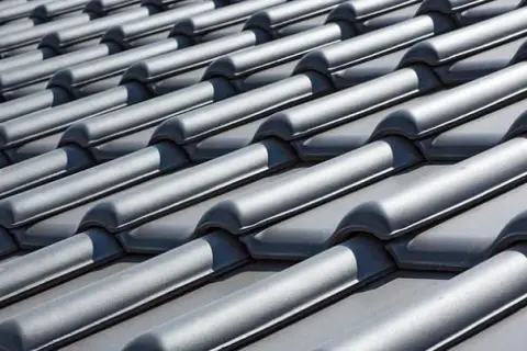 Ile kosztuje dobra dachówka? Zaskakujące ceny i rodzaje dachówek ceramicznych