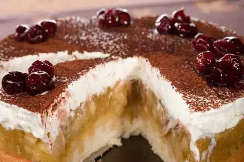 Lekka jak chmurka szarlotka bez pieczenia z budyniem – łatwy przepis