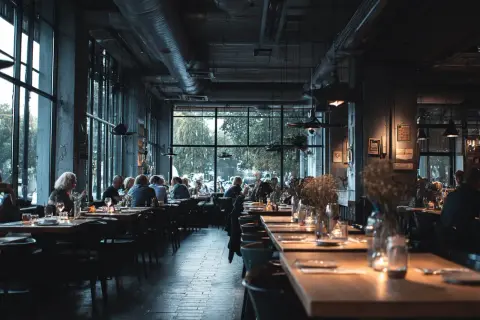 Restauracja jako przestrzeń spotkań: budowanie klimatu i lojalności gości