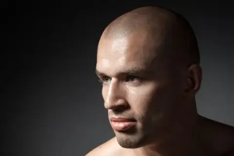 Jak często golić głowę na łyso, by uniknąć podrażnień i problemów?