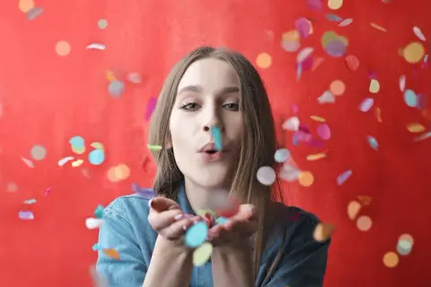 Jakie konfetti na ślub - 10 inspirujących pomysłów na dekoracje
