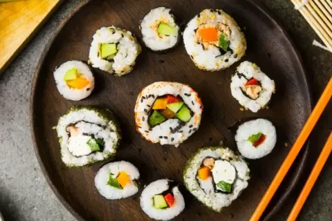 Z czym zrobić sushi wegetariańskie? Oto najlepsze składniki i pomysły