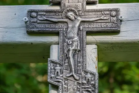 Czy katolik może nosić krzyż prawosławny? Wyjaśniamy różnice i zasady