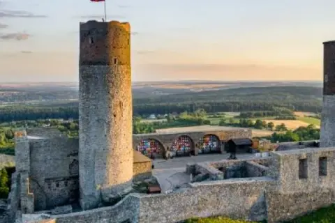 Zamek w Chęcinach - fascynująca historia i tajemnice Królewskiej Warowni