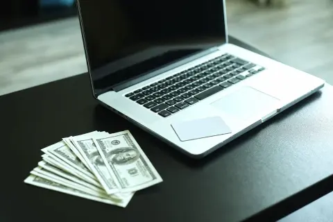 Wypłaty z platform online: jakie są najczęstsze trudności i w jaki sposób można je rozwiązać?