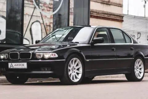BMW Seria 7 E38: Luksusowa limuzyna, która wciąż zachwyca