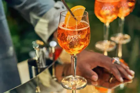 Jak zrobić drink Aperol: prosty przepis na idealny Aperol Spritz