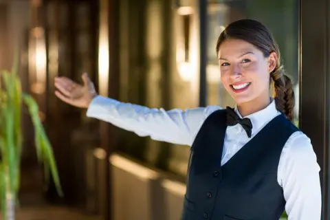 Kim jest hostessa: Profesja, obowiązki i wymagania w branży
