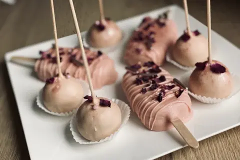 Pyszne ciastka na patyku jak lody - łatwy przepis i dekoracje